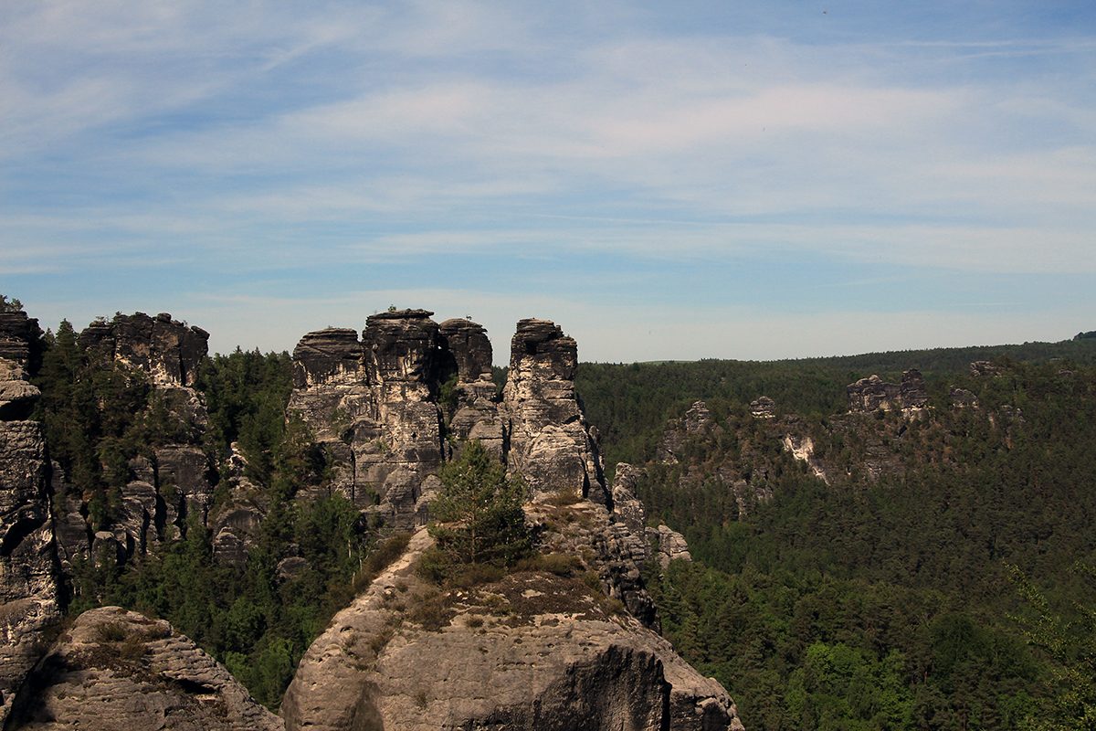 Felsen fetzig formiert